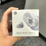 Beats Studio Buds + رصدت في أفضل شراء: تصميم شفاف ، ANC محسّن ، وعمر بطارية يصل إلى 36 ساعة