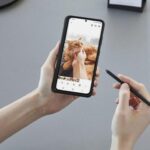 Samsung Galaxy S21 Ultra smartphones after the May update began to appear pink stripes on the screen – the service center recommends replacing the display